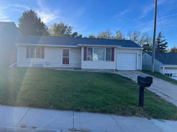 825 S 11th Ave, Broken Bow, NE 68822