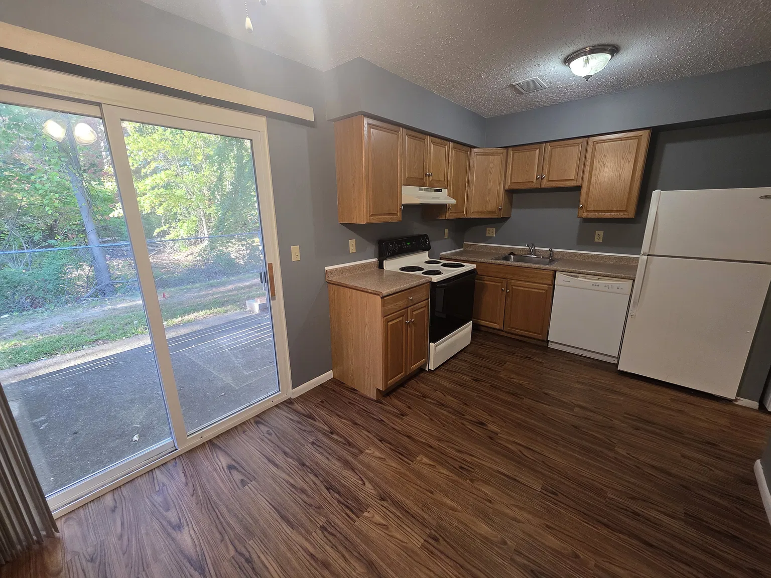 2 bed, 1.5 bath, 896 sqft, $1,275 — Photo 2