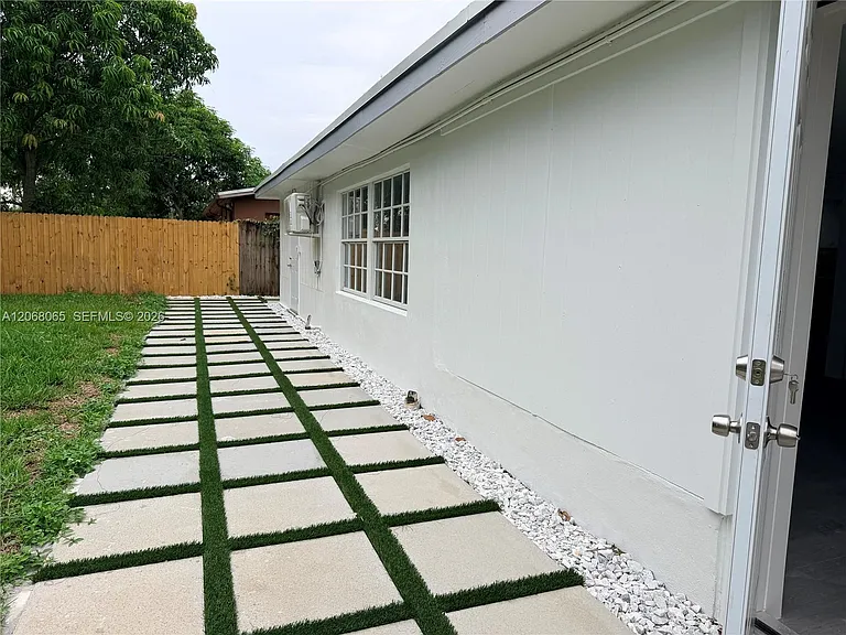 650 SW 55th Ave — Photo 23