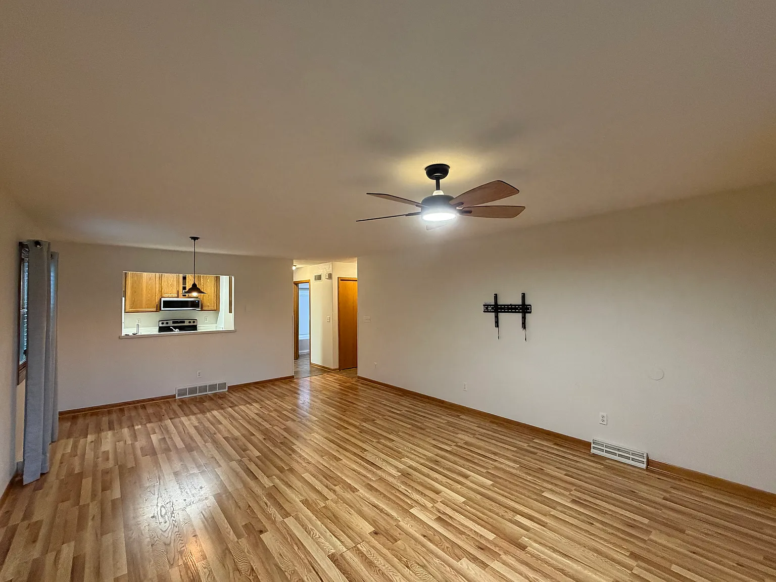 2 bed, 1058 sqft, $1,550 — Photo 4