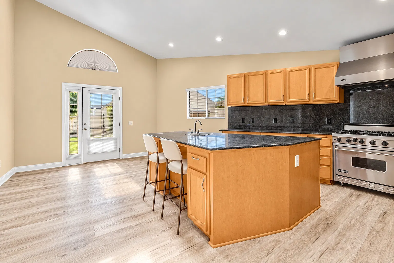 6942 Alcove Ave — Photo 4