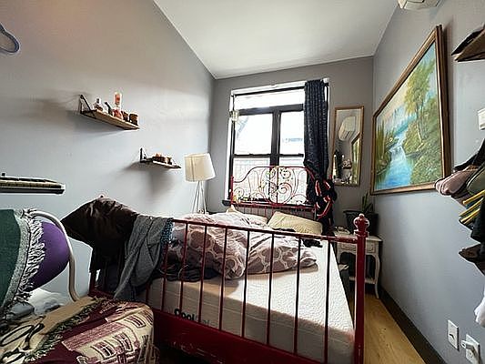 5th image of 148 Meserole St APT 2
