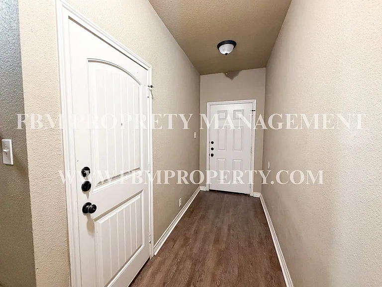 472 Pecan Hollow St — Photo 2
