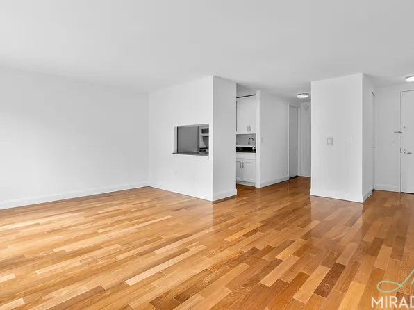 290 Third Avenue image 3 of 30