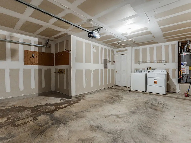 15918 Gino Park — Photo 22