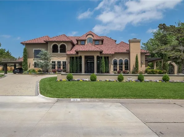 1611 Guilford Ln, Nichols Hills, OK 73120