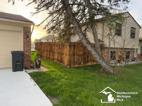 30374 Torry Ave, Flat Rock, MI 48134