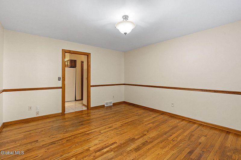 5th image of 43 Oak Tree Lane