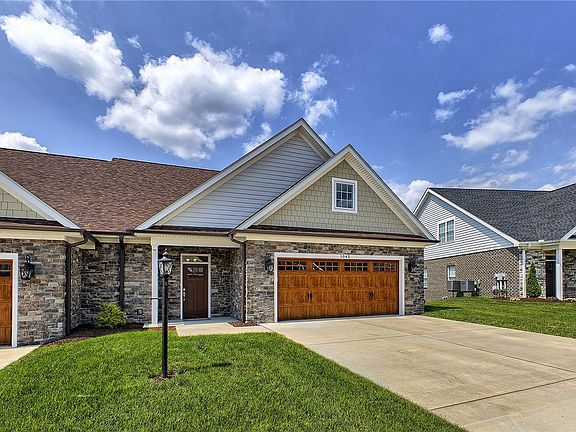 2nd image of 1042 Blackthorne Dr