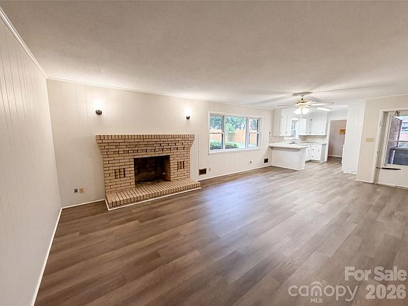 3rd image of 128 Greenview Dr