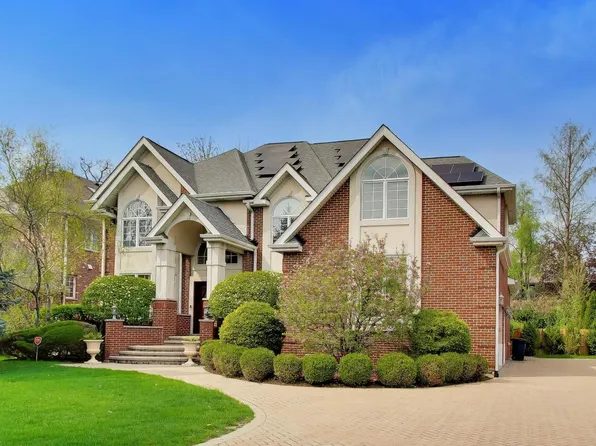 2444 N De Cook Ct, Park Ridge, IL 60068