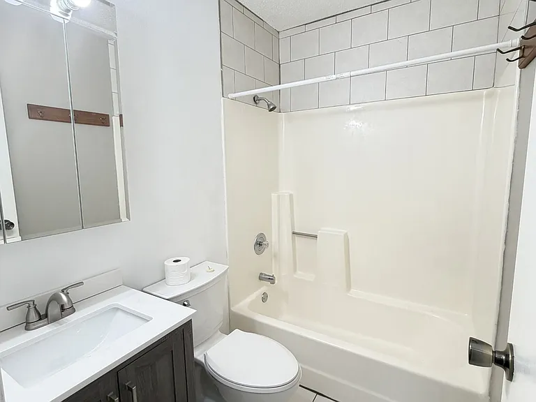 913 W 5th St #2 — Photo 8