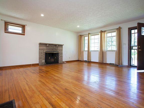 3rd image of 4339 E Mound St