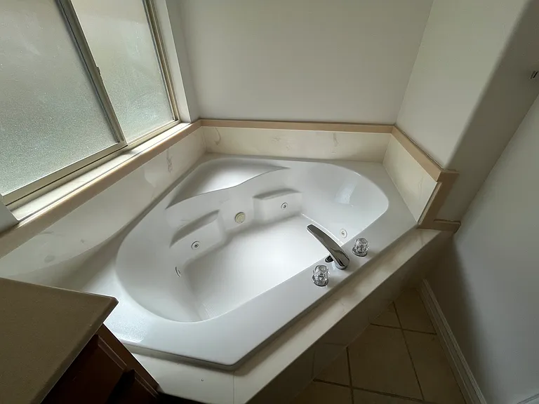 Soaker Jetted Tub