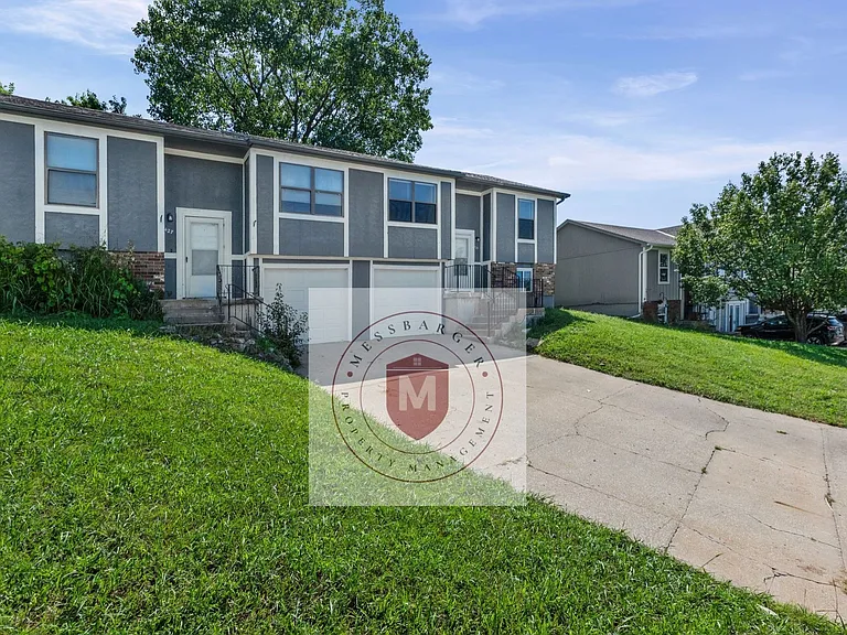 425 Castle Dr — Photo 3