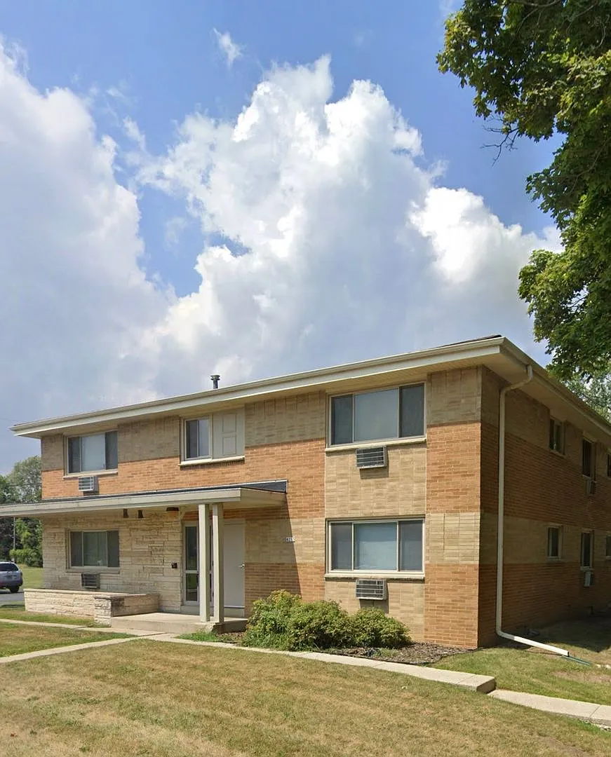 4215 S Vermont Ct — Photo 1