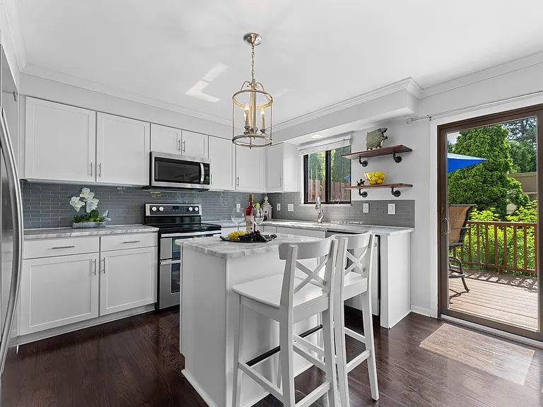 299 Wind Way Dr — Photo 2