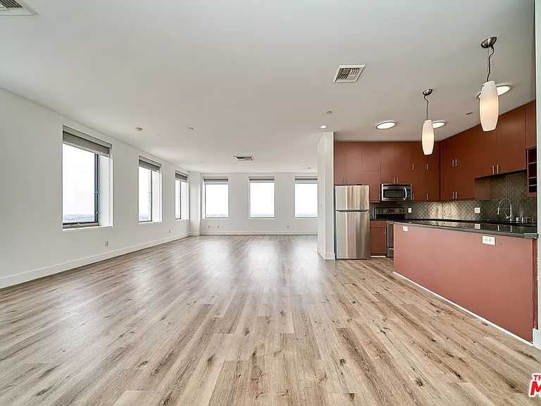 3810 Wilshire Blvd #Penthouse 7 — Photo 8