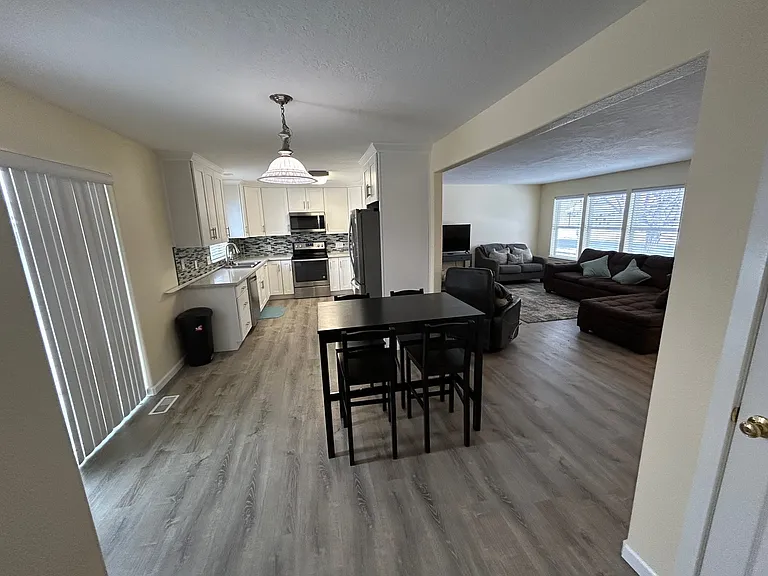 1467 NE Sandstone Ave — Photo 2