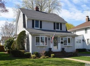 994 Cottage Pl, Baldwin, NY 11510