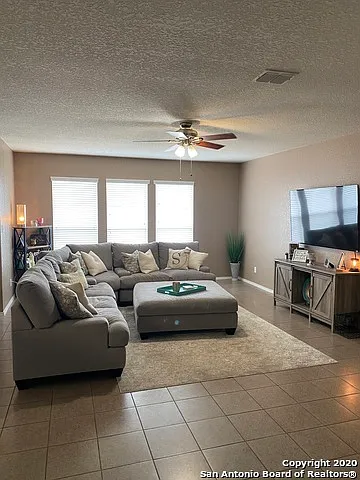 3 bed, 2.0 bath, 2223 sqft, $2,200 — Photo 3