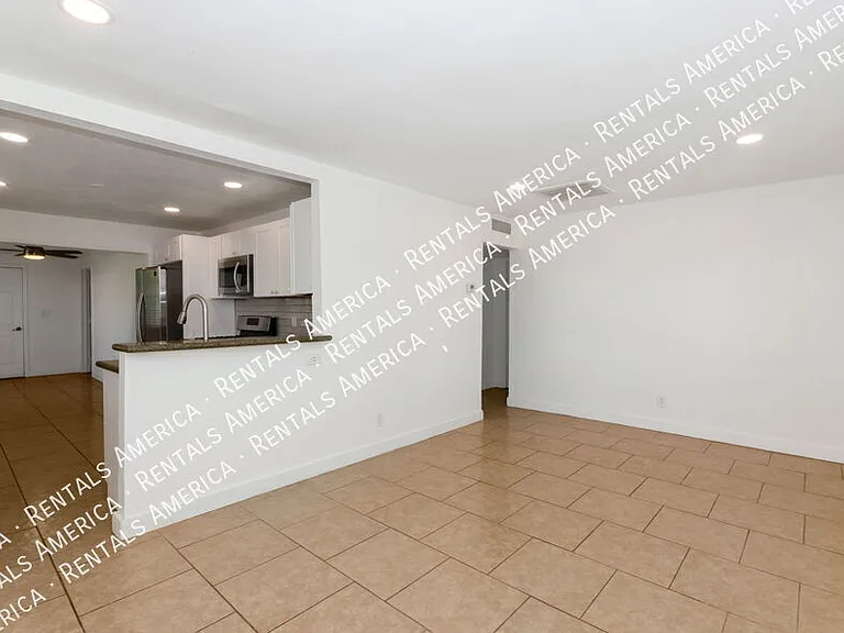 525 E Linden St — Photo 2
