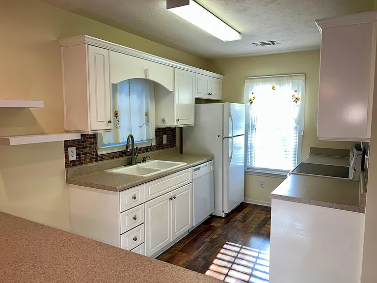 111 Bennington Ln — Photo 3