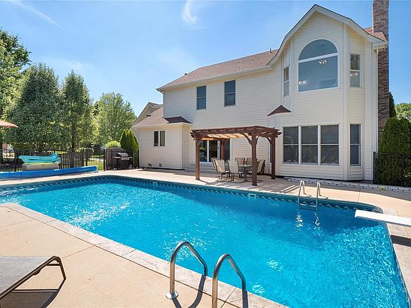 2nd image of 16831 Westglen Farms Dr