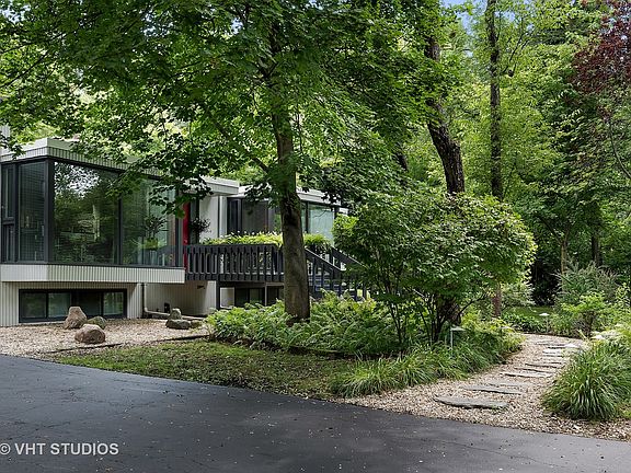 4th image of 28 Essex Ln