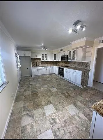 517 Diplomat St — Photo 8