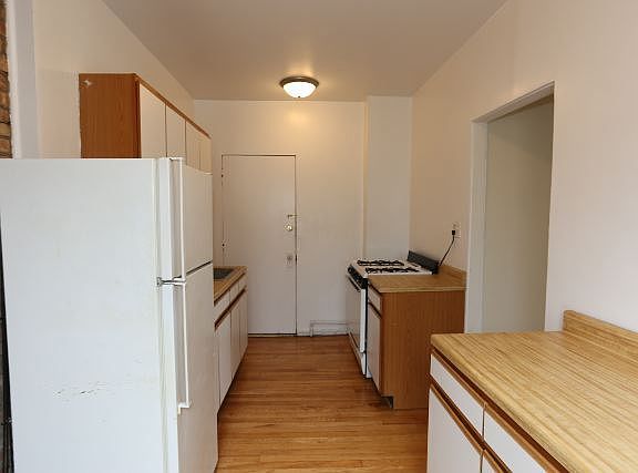 2nd image of 947 W Cornelia Ave APT 2A