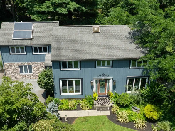 2 Whitcraft Dr, Lititz, PA 17543