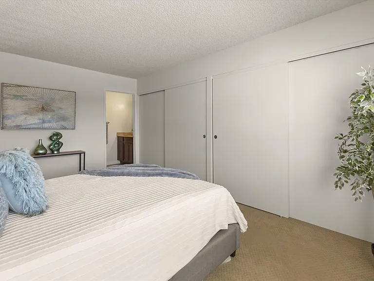 1811 Queen Victoria Way — Photo 22