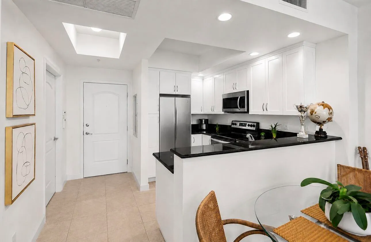 1 bed, 1.5 bath, 905 sqft, $3,100 — Photo 3