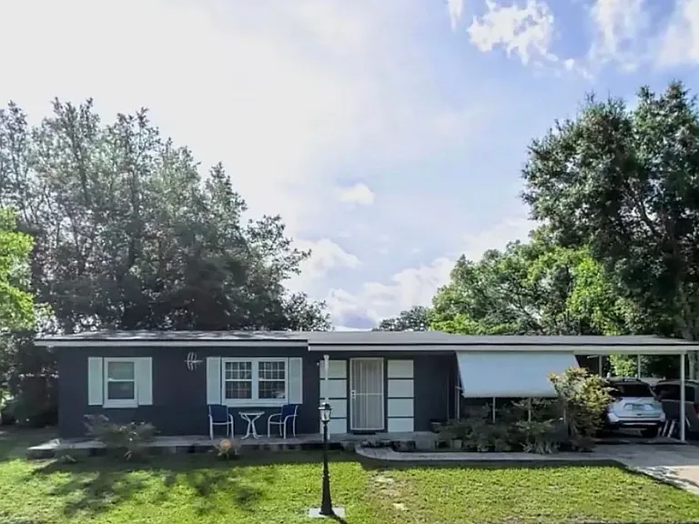 975 North Village Dr — Photo 2