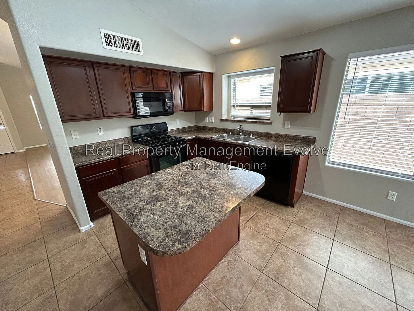 4 bed, 2.0 bath, 1782 sqft, $1,999 — Photo 2