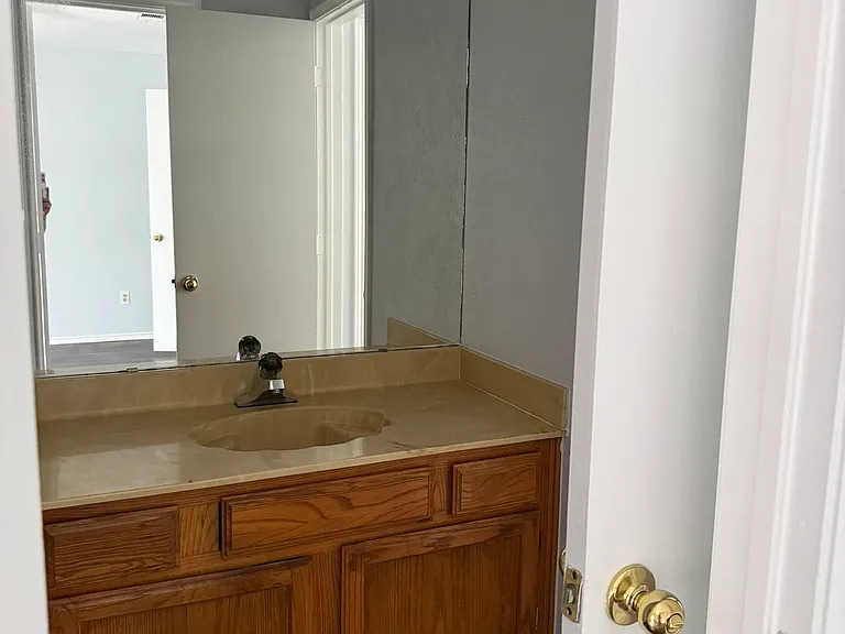 304 Gregory Ln — Photo 5