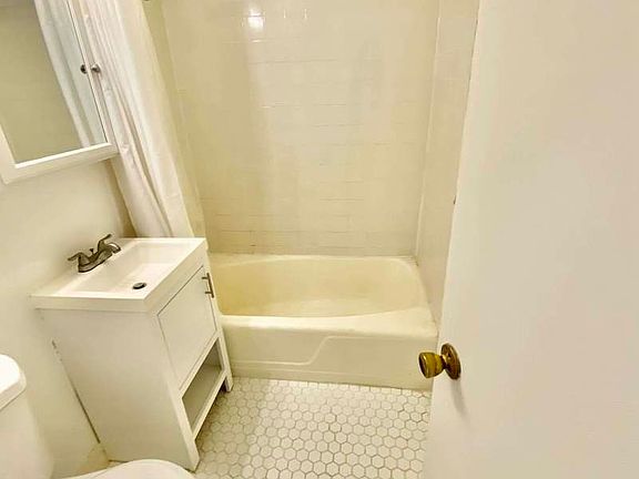 5th image of 1662 1st Ave APT 4