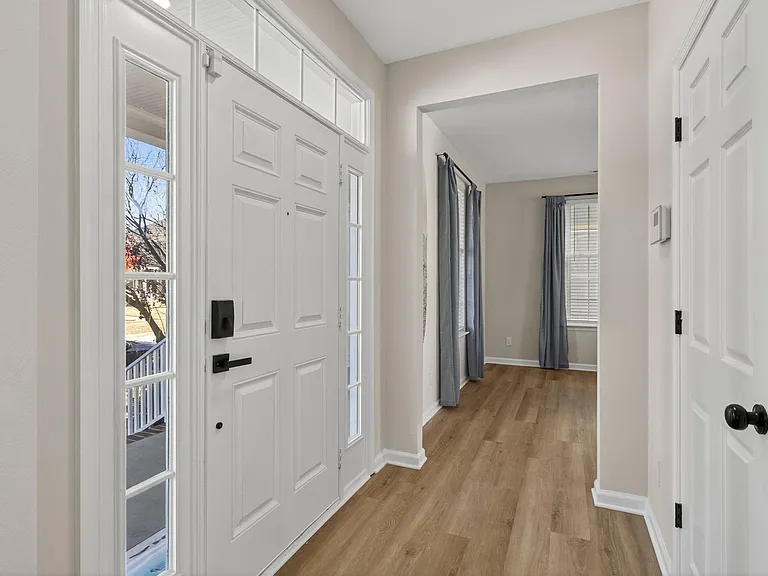 1321 Columbia St — Photo 11