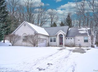 5252 Wyndham Pl, Fenton, MI 48430