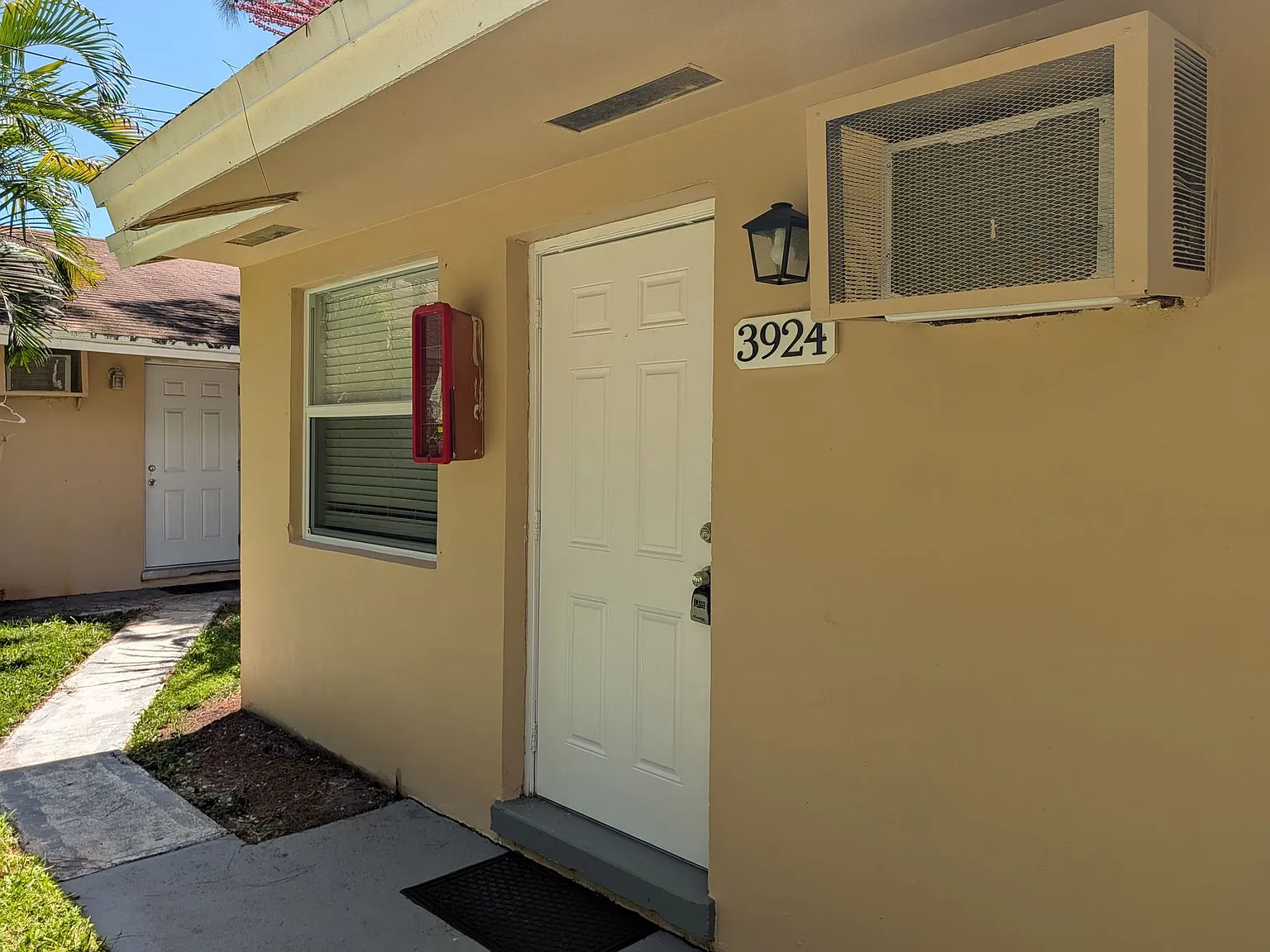 Beautifully renovated 2/1 Apt in Palm Springs, ready to move in! — Photo 1