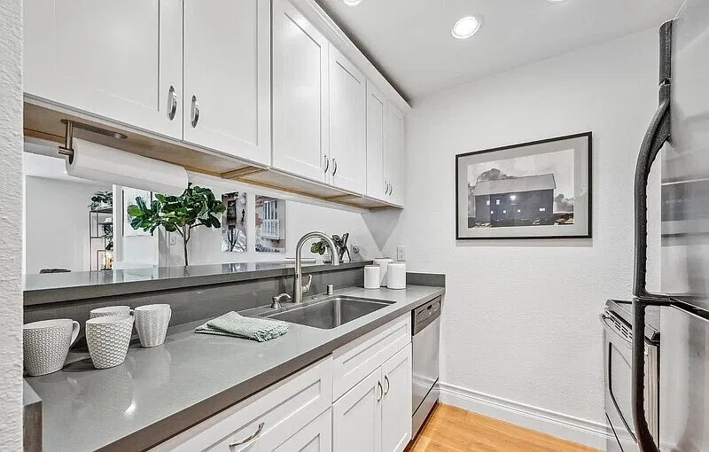 1 bed, 1.0 bath, 682 sqft, $3,300 — Photo 2