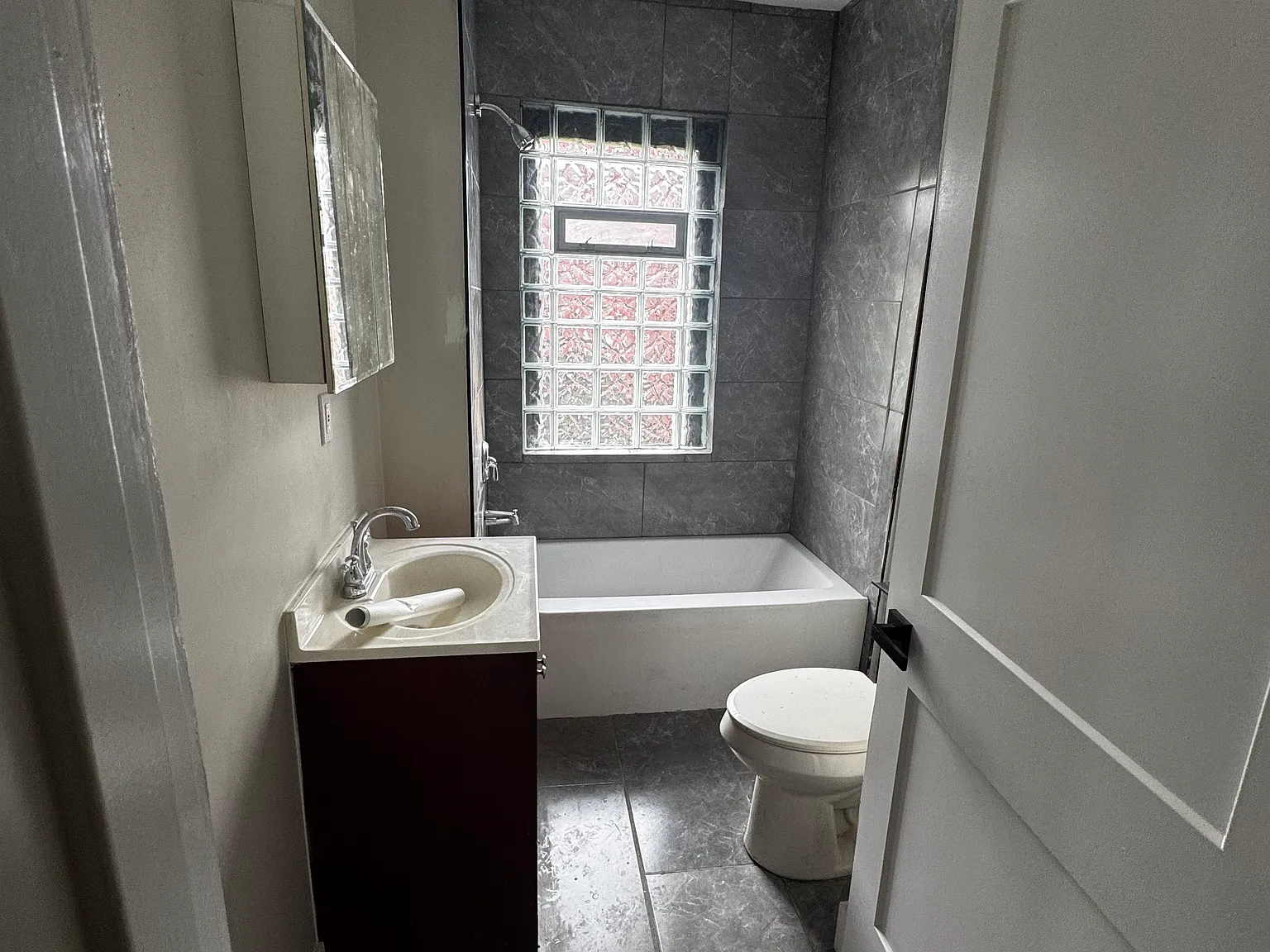 4 bed, 1.5 bath, 1400 sqft, $2,400 — Photo 3