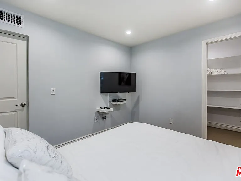 4407 Irvine Ave — Photo 27