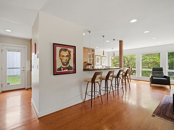 4th image of 1055 Hillcrest Ave