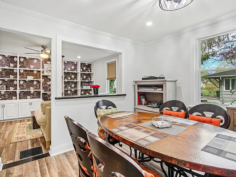 312 Howland Ave — Photo 9