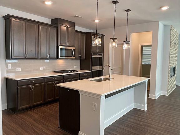3rd image of 359 Caledonia Ct