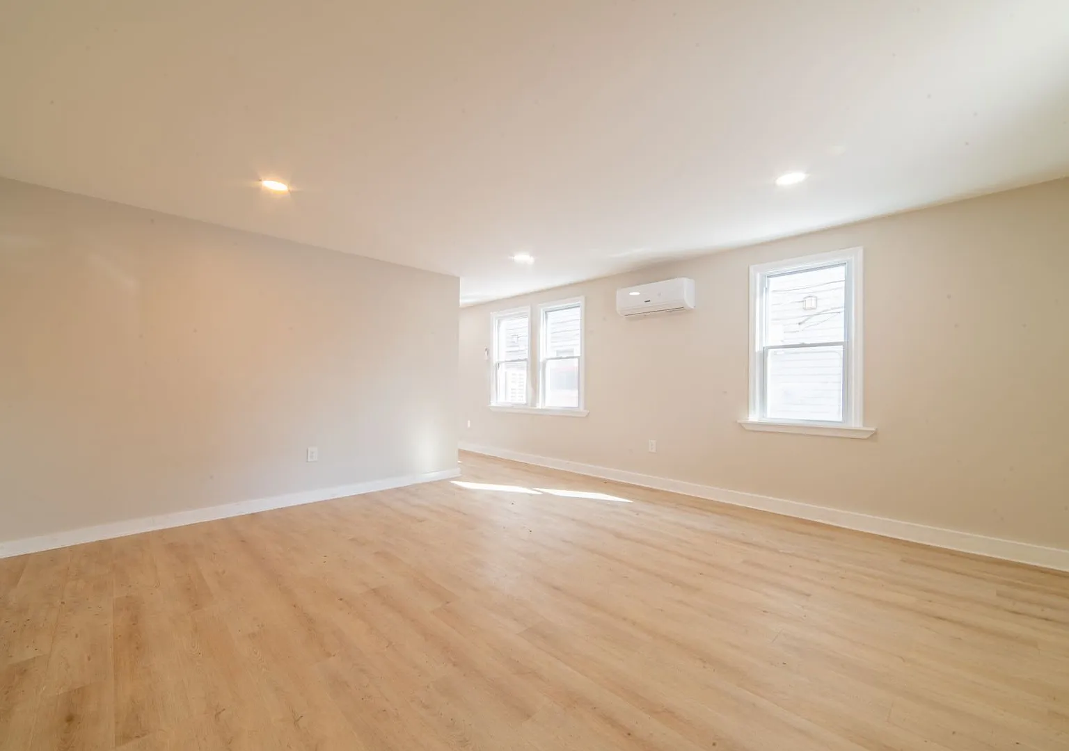 115 N Delancy Pl — Photo 2