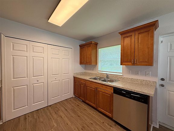 4th image of 622 Orchard Park Drive