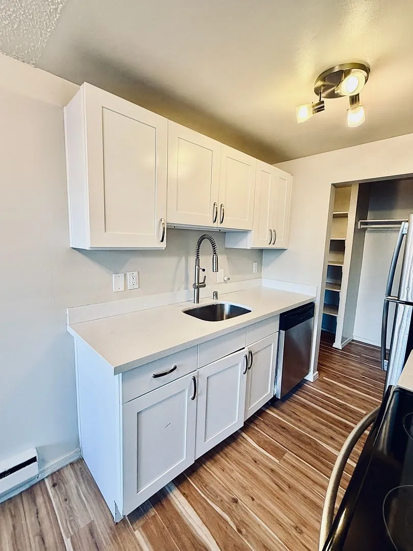 Eden Roc Apartments — Photo 2